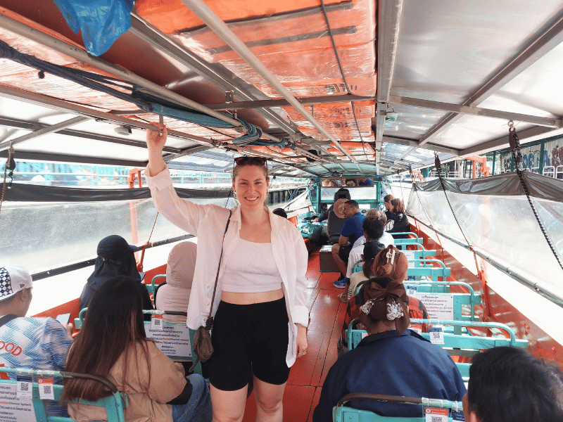 Tourist auf einem Boot in den Khlongs in Bangkok