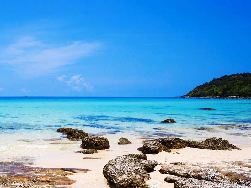 Thailand Inseln - Steine am Strand und im blauen Meer von Koh Kood