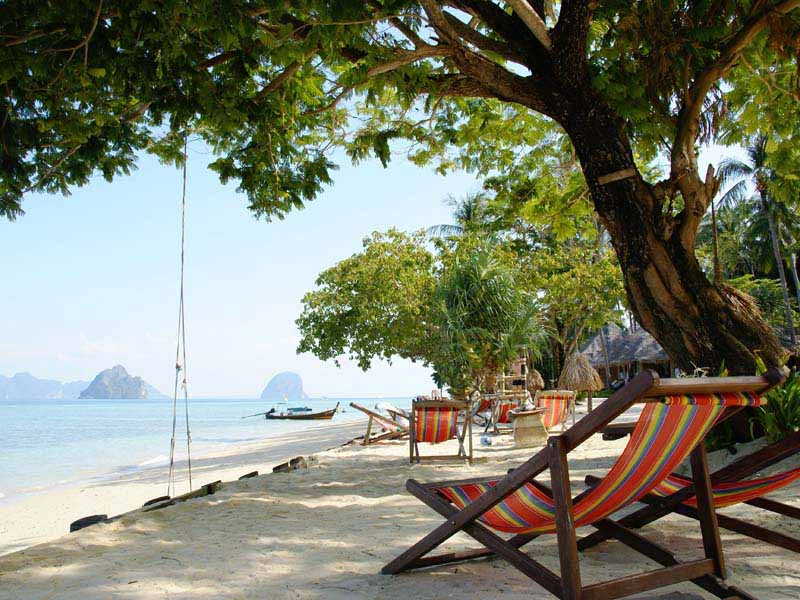 Liegestühle am Strand und Meer auf der Koh Ngai Thailand