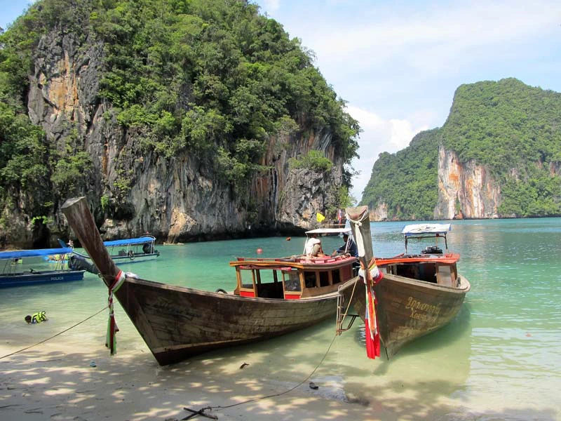 Longtailboote am Strand bei Koh Yao Yai in der Phang Nga Bucht in Thailand