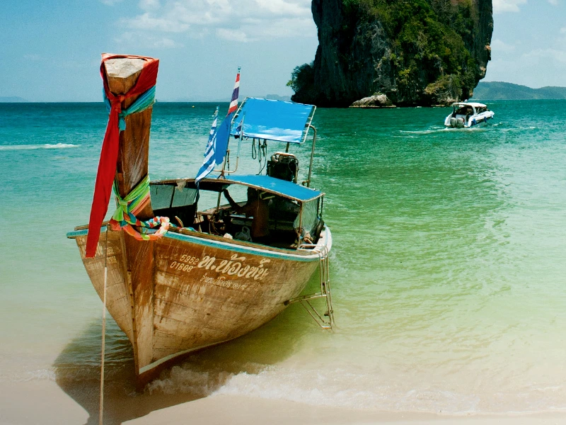 Urlaub in Thailand - Südthailand Strand mit Longtailboot