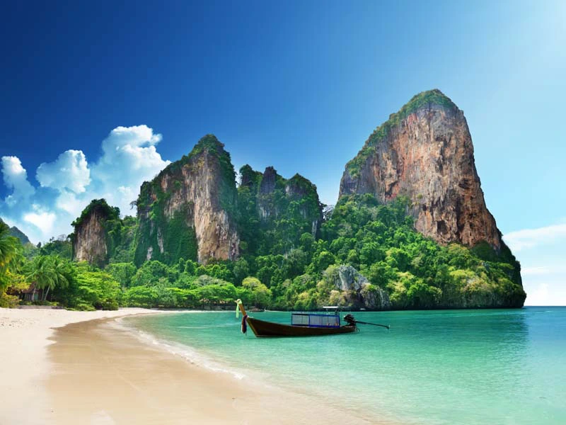 Südthailand Reisen - Krabi, Strand, Felsen, Boot und Bucht