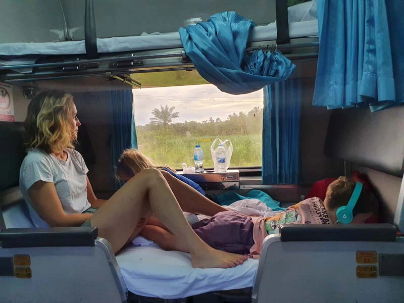 Familie im Nachtzug in Thailand