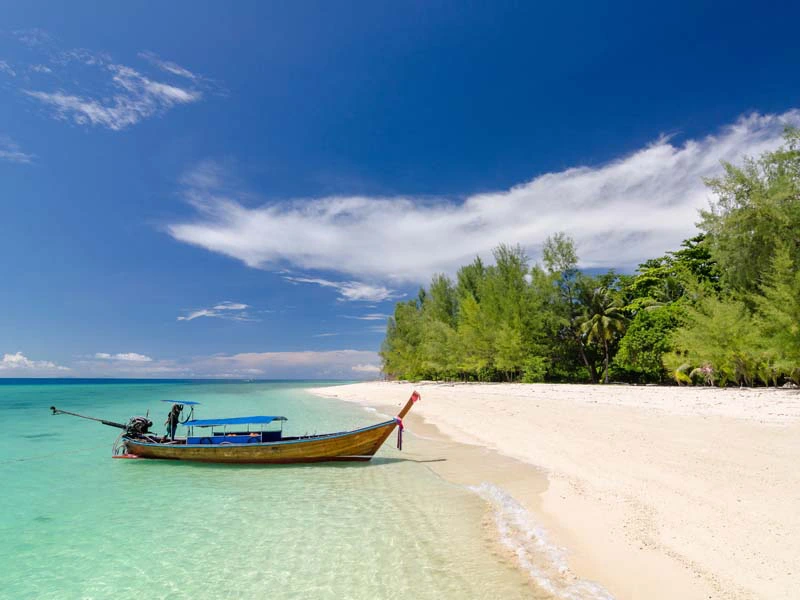 Boot am Strand von Koh Jum in Thailand