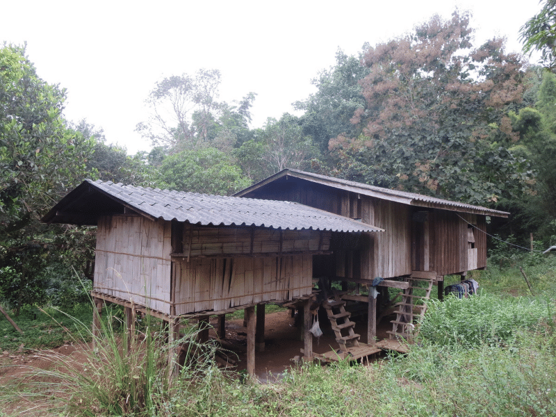 Hütte im Bergdorf beim Trekking in Thailand