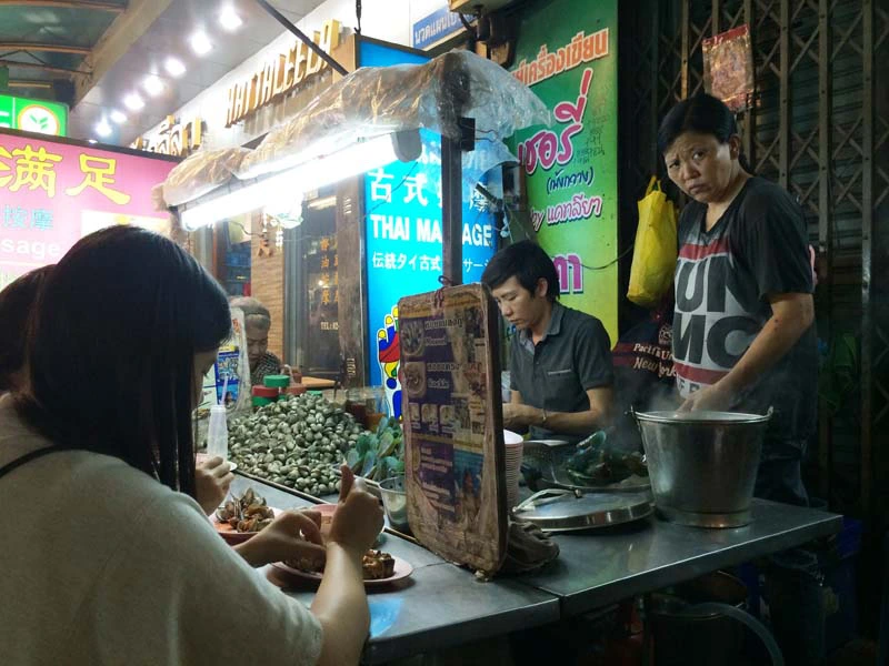 An den Garküchen herrscht reges Treiben in Bangkok Thailand
