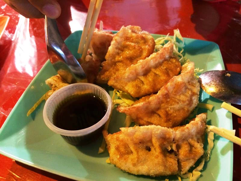 Streetfood an einer Garküchen in Bangkok Thailand