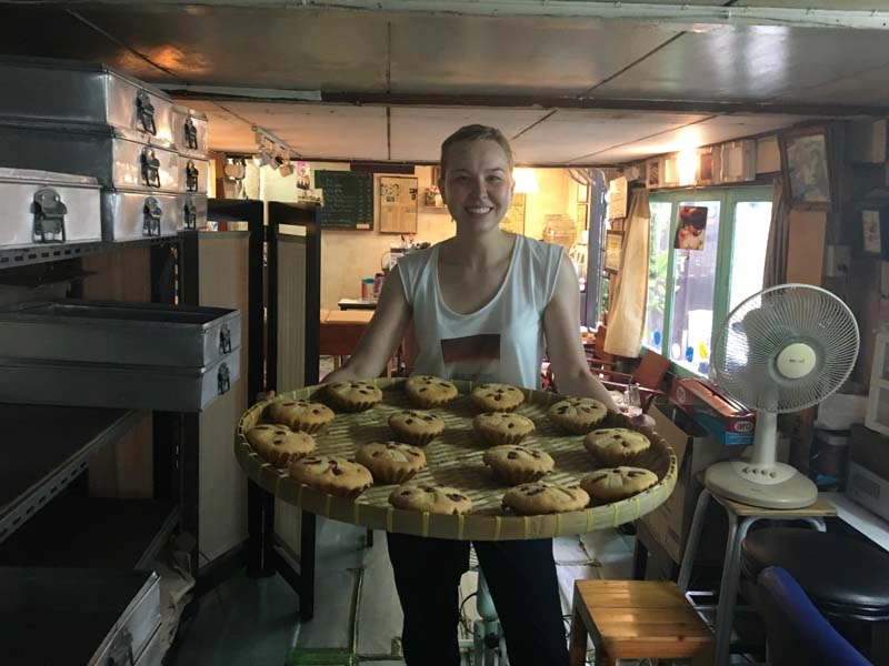 Tourist beim Besuch der portugiesischen Bäckerei in Bangkok Thailand