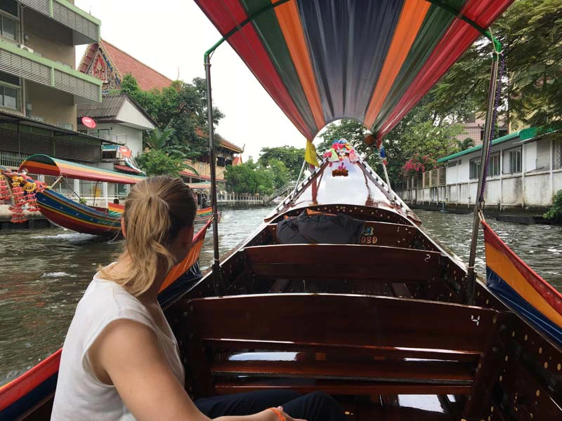 Mit dem Longtailboot durch die Klongs in Bangkok Thailand