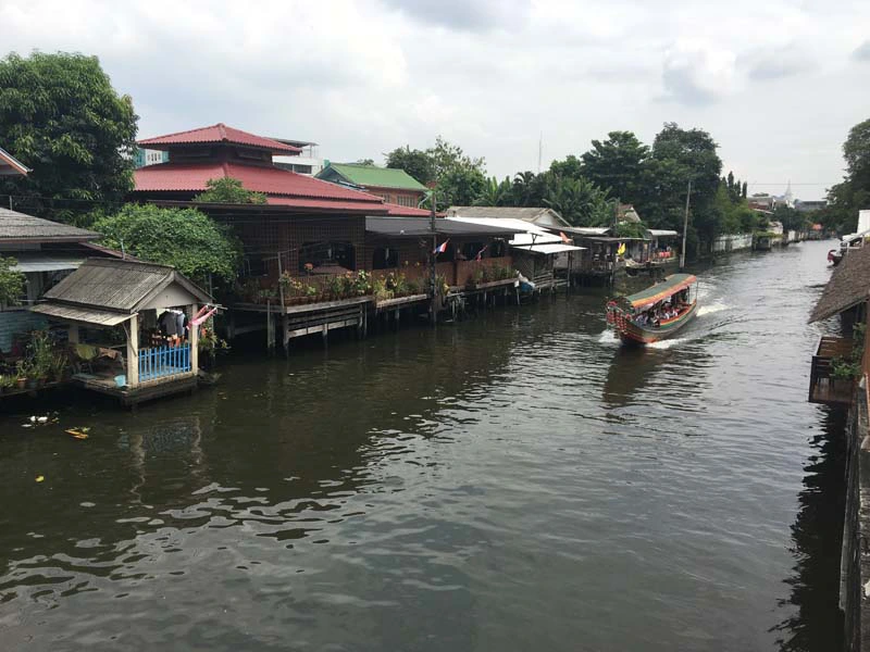 Boot auf einem Klong in Bangkok Thailand