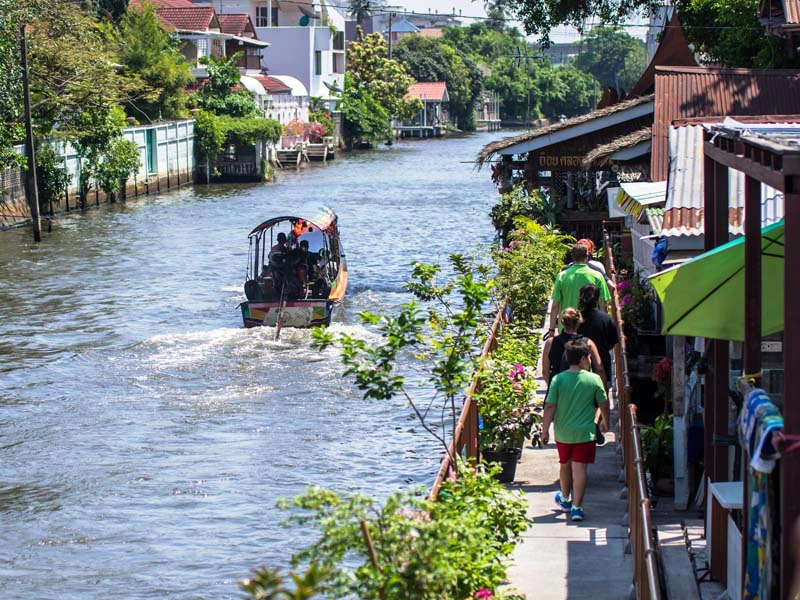 Boot auf einer Wasserstraße in Bangkok Thailand
