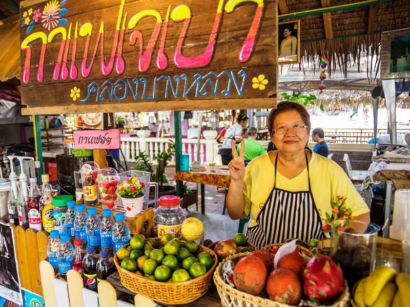 Ein Obststand auf einem lokalen Markt in Bangkok Thailand