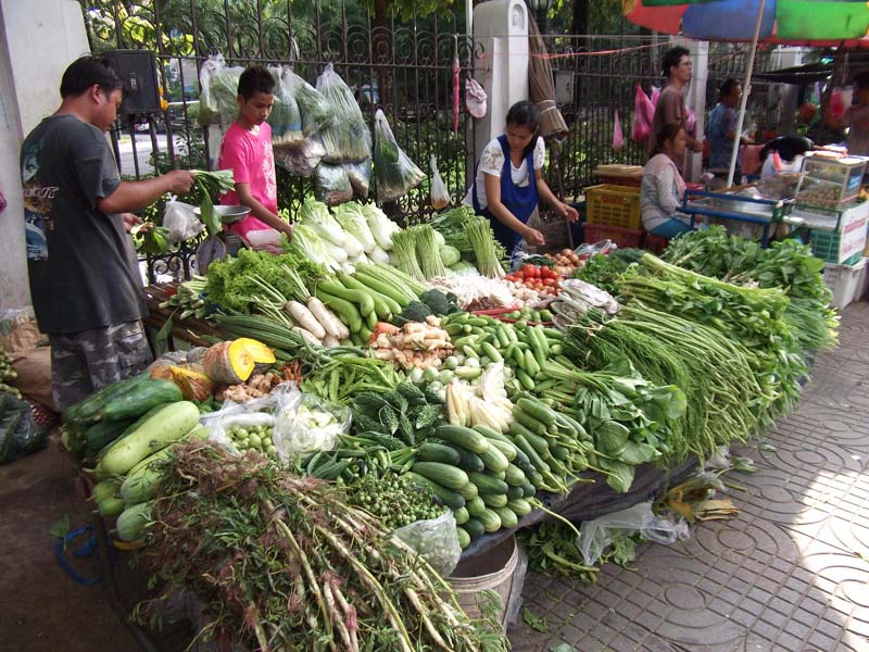 Ein Marktstand mit Gemüse in Thailand