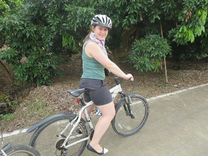 Tourist auf einem Fahrrad in der ländlichen Region um Chiang Mai Thailand