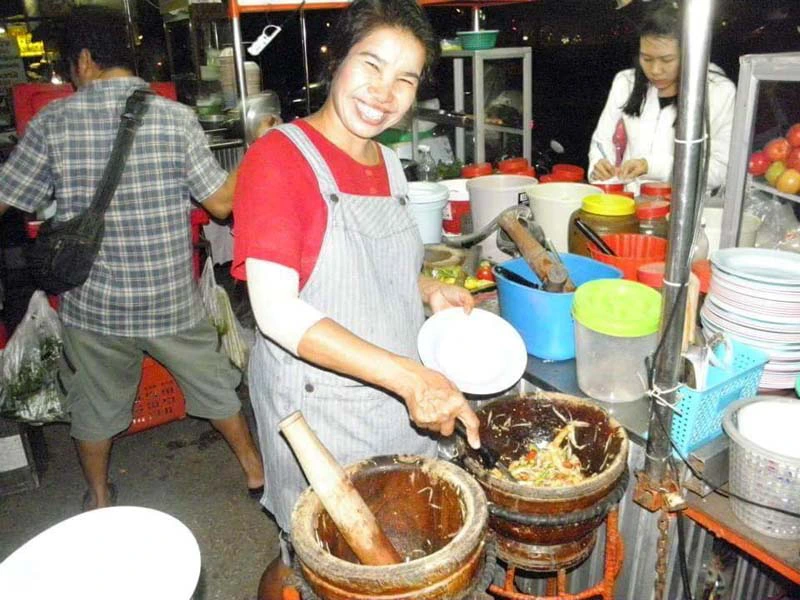 Verkäuferin von Streetfood an einer Garküche in Thailand