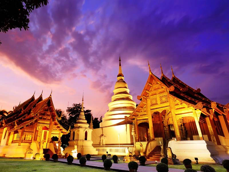 Beleuchteter Tempel bei Sonnenuntergang in Thailand