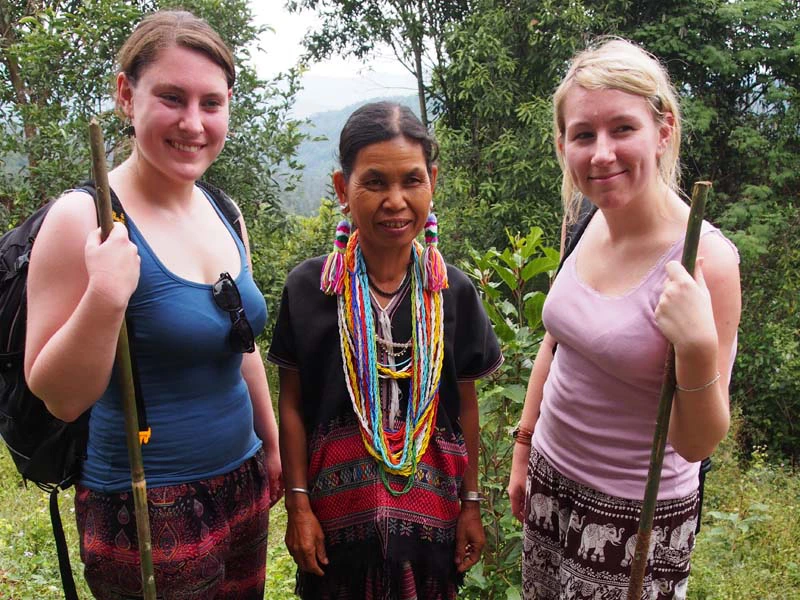 Touristen mit einem Einheimischen bei Trekking in Thailand