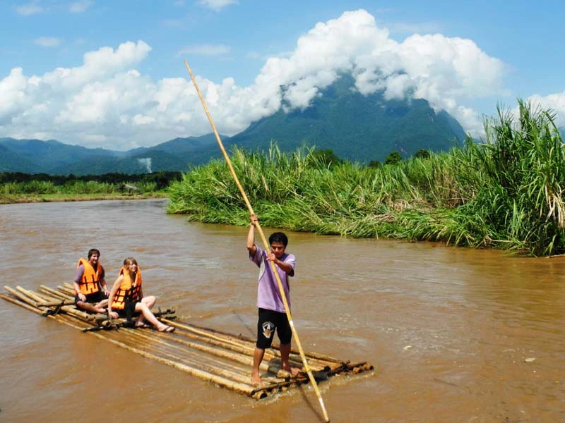 Bambusfloß gleitet auf einem Fluss in Thailand
