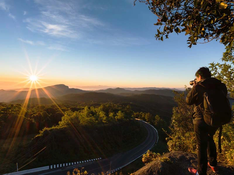 Tourist fotografiert Sonnenaufgang am Doi Inthanon Thailand