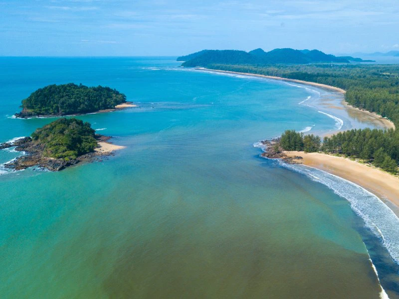 Blick von oben auf den Strand von Koh Phra Thong Thailand