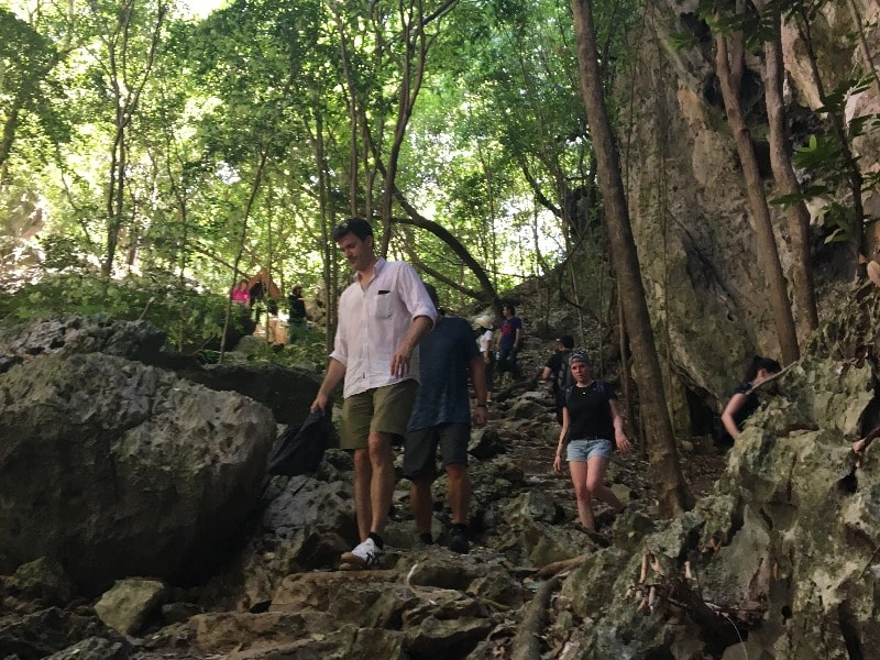 Der Aufstieg zur Phraya Nakhon Höhle in Thailand