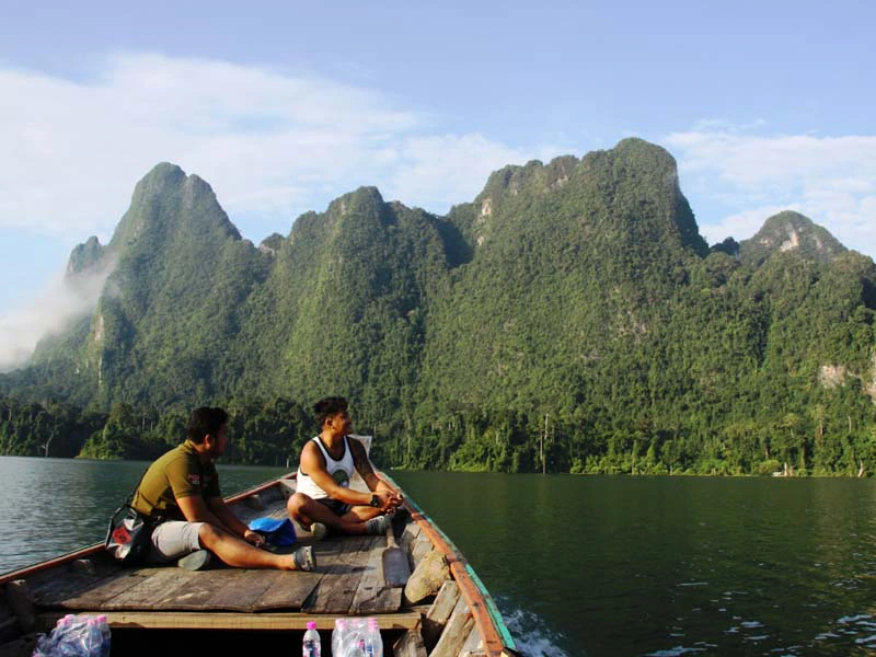 Boot auf dem Stausse im Khao Sok Nationalpark Thailand