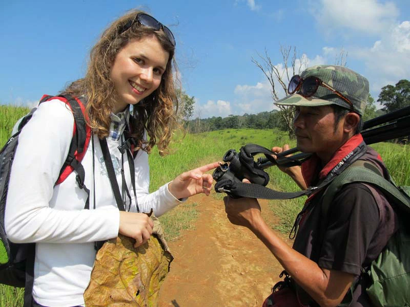 Tourist mit Guide auf Tierbeobachtung im Khao Yai Nationalpark Thailand