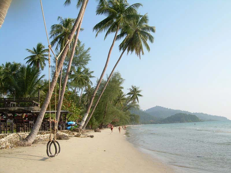 Palmgesäumter Sandstrand auf Koh Chang Thailand