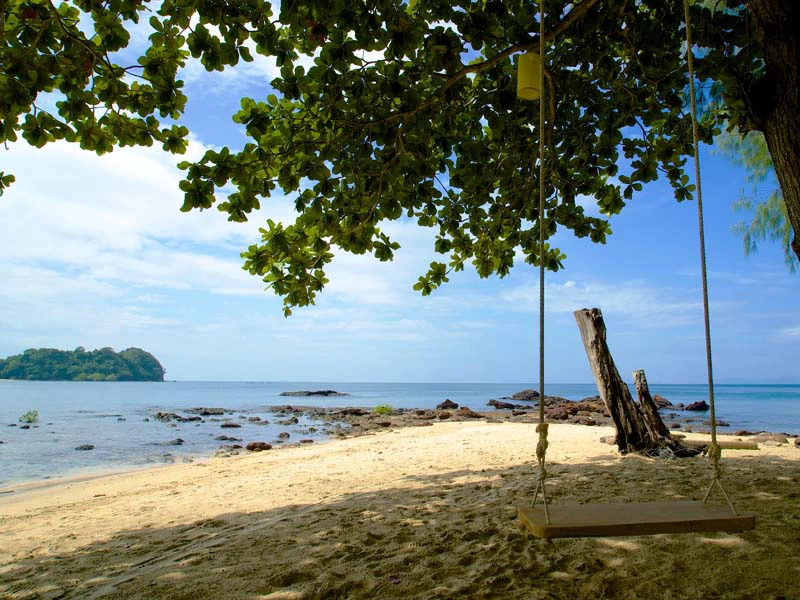 Schaukel am Strand von Koh Jum Thailand