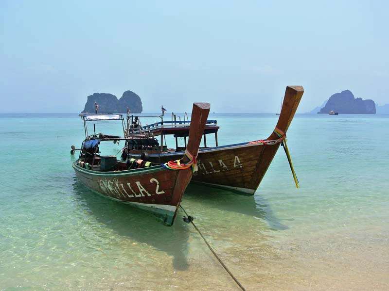 Inselhopping Thailand-Longtailboot auf Koh Ngai