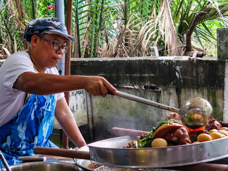 Frau kocht traditionelles Essen in Thailand
