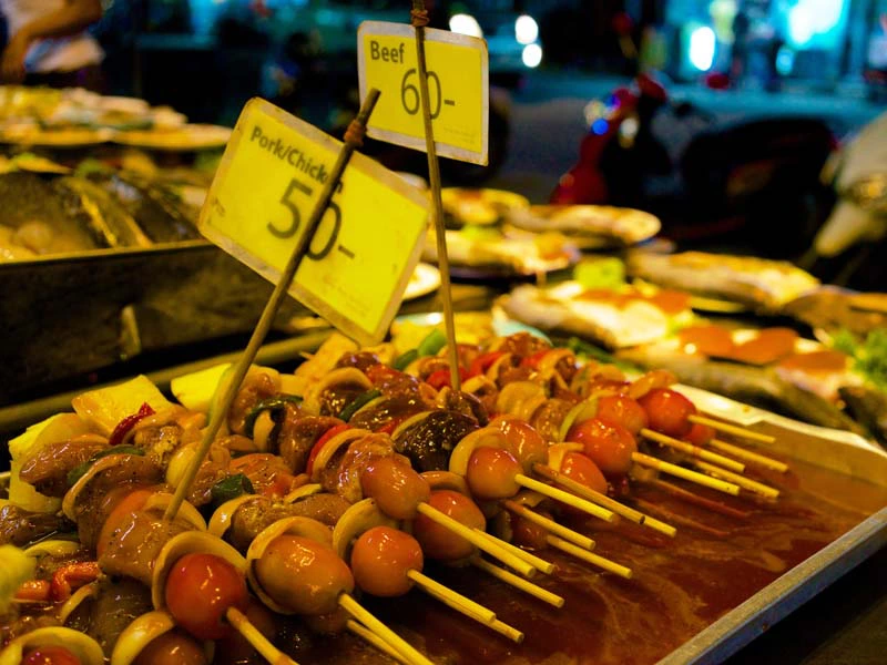 Leckere Spieße von den Garküchen in Thailand