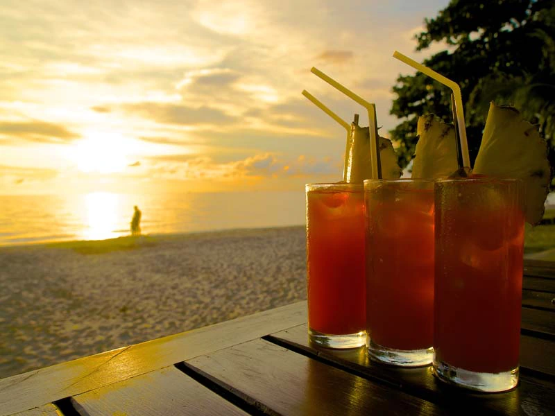 Cocktails genießen auf Koh Lanta in Thailand