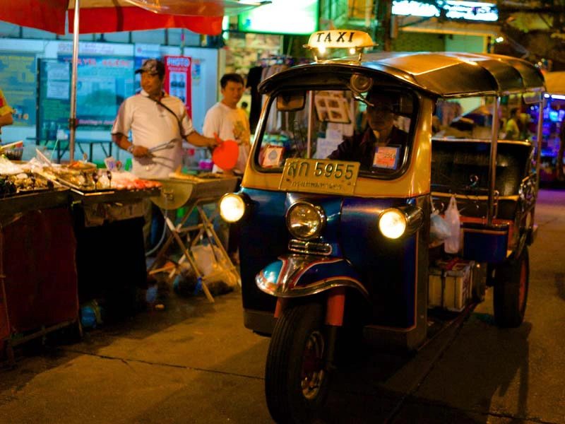 Tuk Tuk auf der Straße in Chiang Mai Thailand