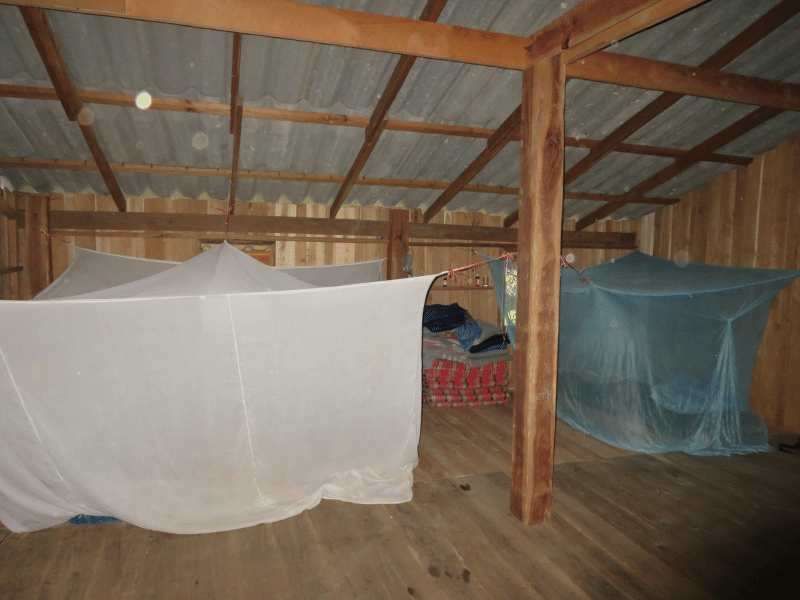 Schlafplatz in einer Hütte während des Trekkings in Thailand