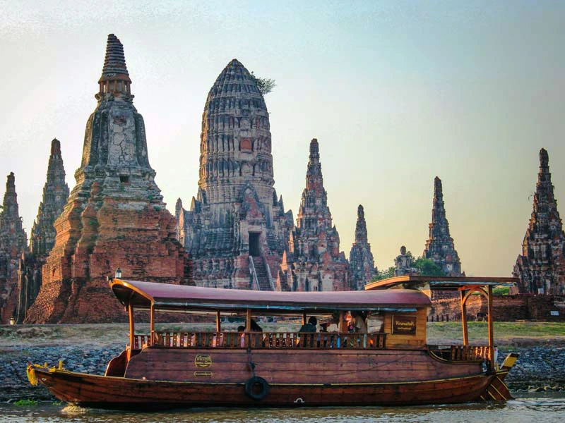 Transfer mit einer Fähre in Thailand