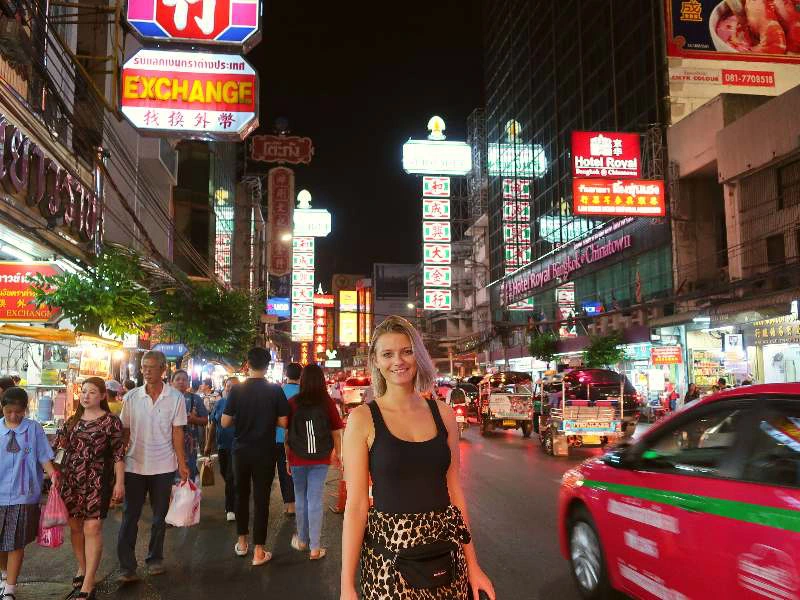 Tourist auf der beleuchteten Khao San Road in Thailand bei Nacht