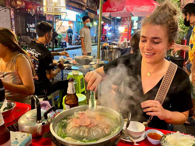 Tourist beim Essen an Garküche in Bangkok Thailand