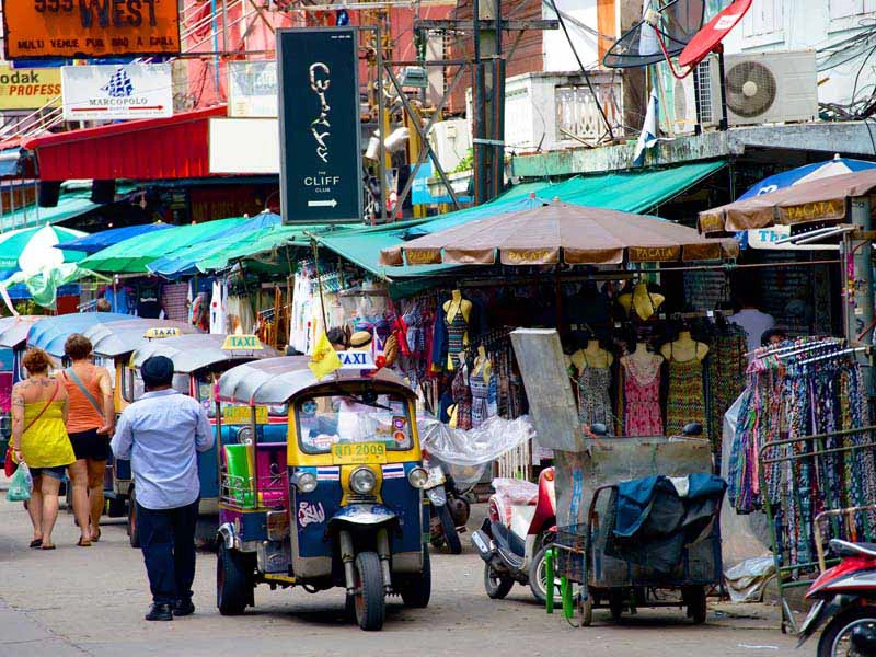Tuk Tuk auf lebhafter Straße in Bangkok Thailand