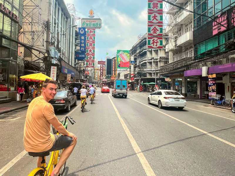 Tourist beim Fahrrad fahren in Bangkok Thailand
