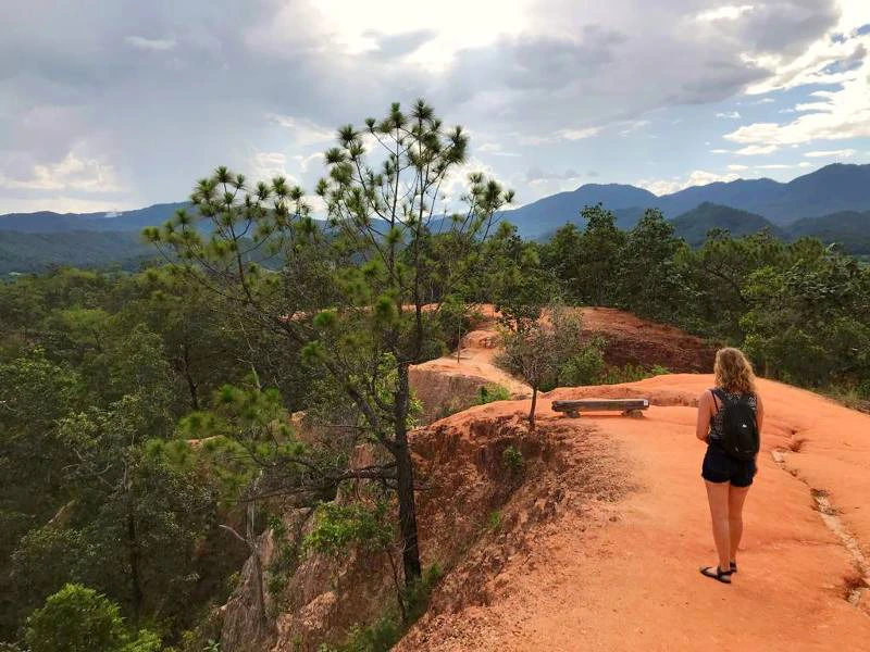 Tourist am Canyon bei Pai im Norden von Thailand