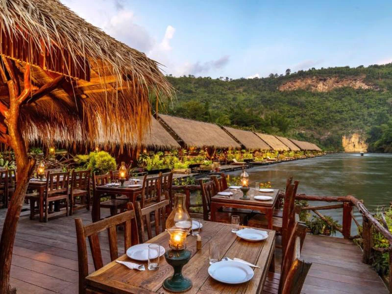 Restaurant der Unterkunft auf dem River Kwai Thailand
