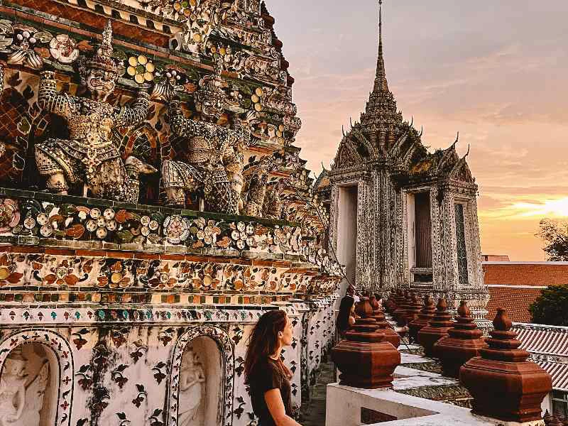 Tourist bei Sonnenuntergang am Wat Arun in Bangkok, Thailand