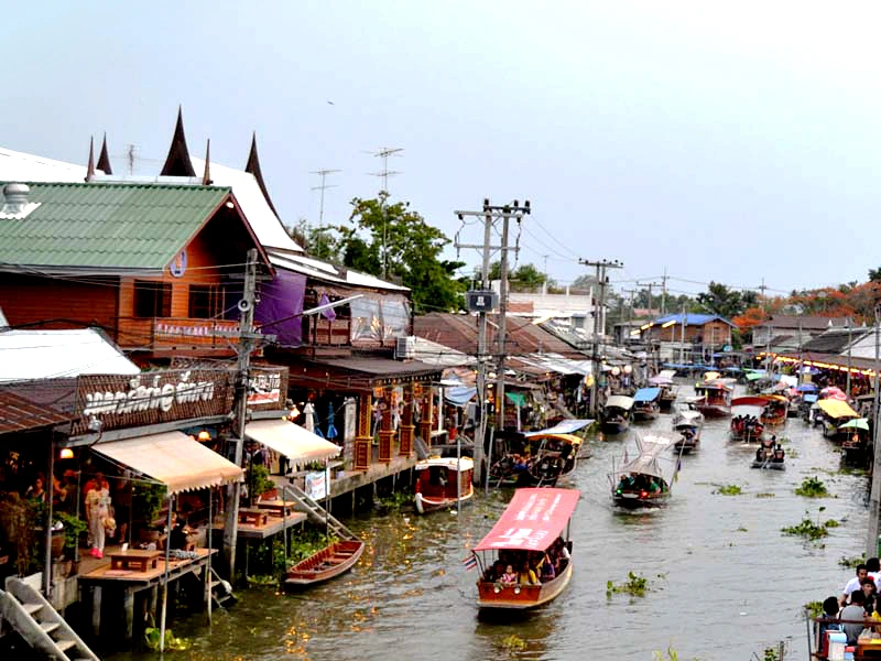 Boote und Häuser an dem Kanal im Amphawa Thailand