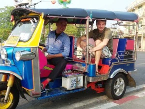 Reisender in Tuk Tuk in Thailand