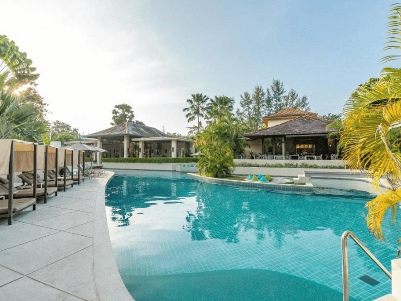 Pool im Hotel beim Flughafen auf Phuket in Thailand