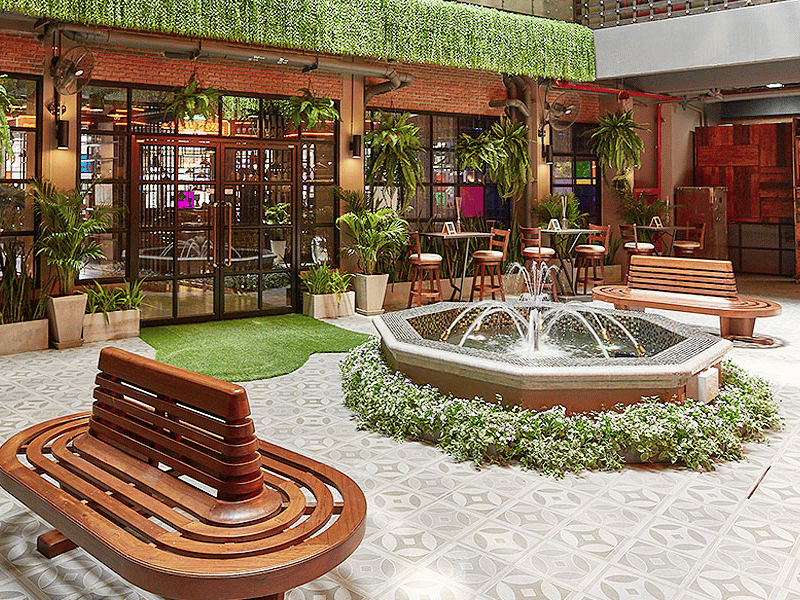 Offen gestaltete Lobby mit Garten in Bangkok Thailand