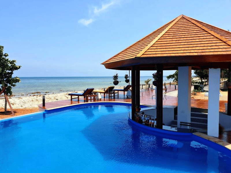 Pool im Hotel in Chumphon Thailand