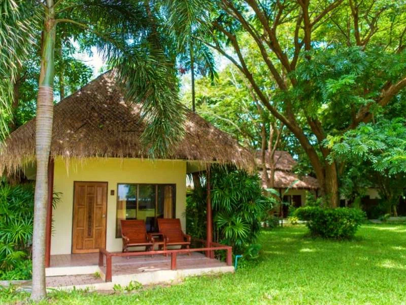Bungalow im Grünen auf Koh Lanta Thailand