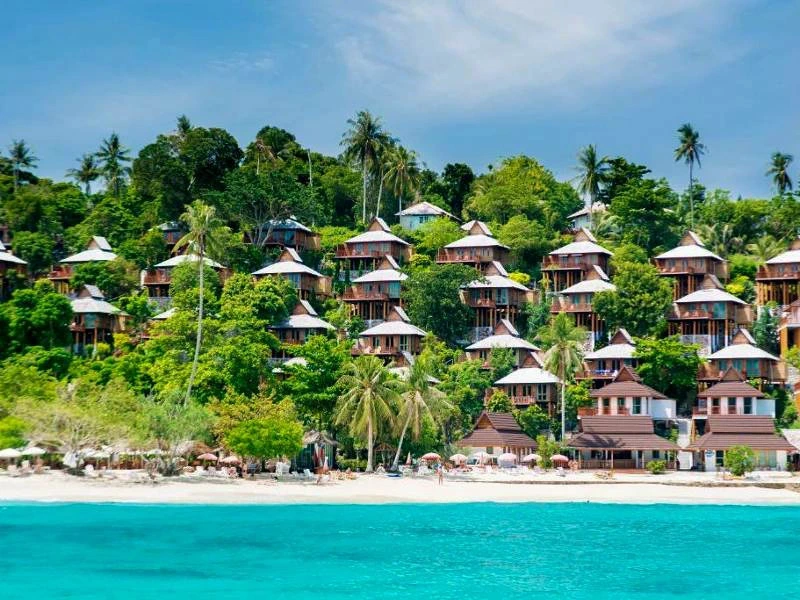 Hotel an grünem Hügel auf Koh Phi Phi Thailand